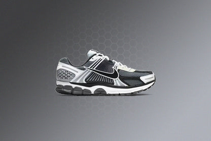 Zoom Vomero 5 SE SP - Dark Grey/Black/White/Sail